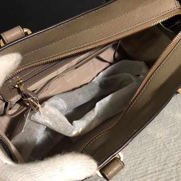 ⚠️ Michael Kors Large Purse ⚠️ - Picture 6 of 9